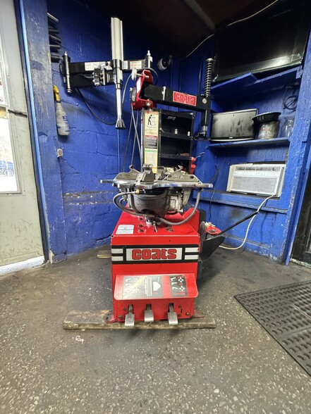 More Photos Of 973 Bergen St, Newark Auto Repair For Sale