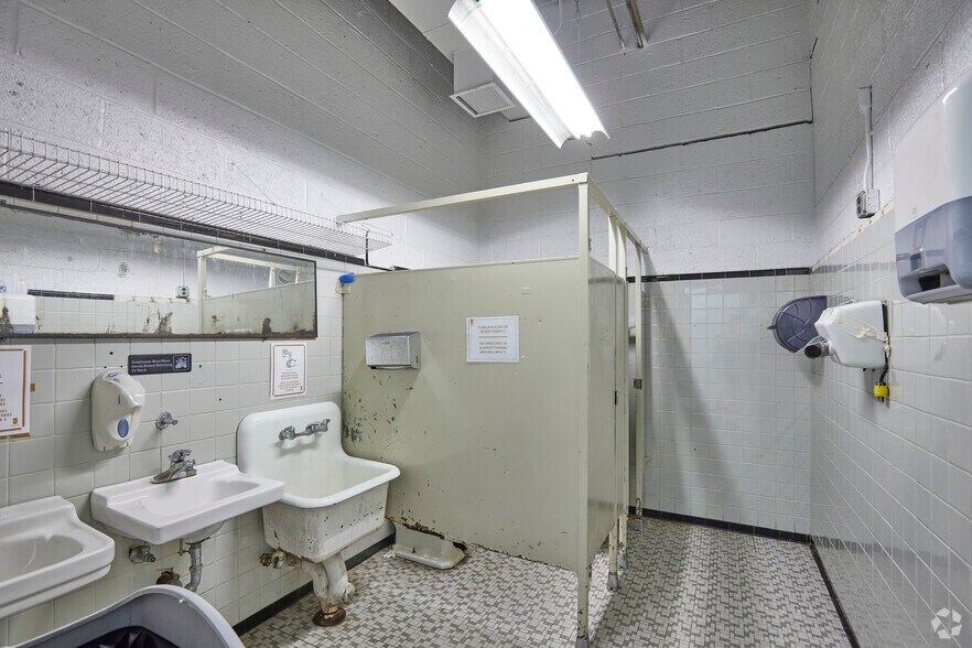 More Photos Of 2590 Park Ave, Bronx Manufacturing For Lease