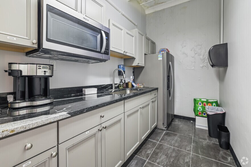 More Photos Of 424 E Grace St, Richmond Bank For Lease