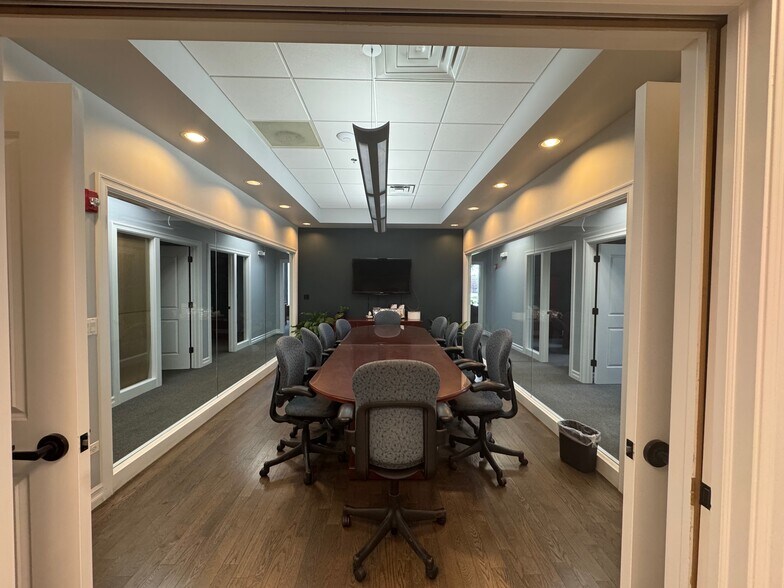 More Photos Of 3940 Porett Dr, Gurnee Manufacturing For Sale