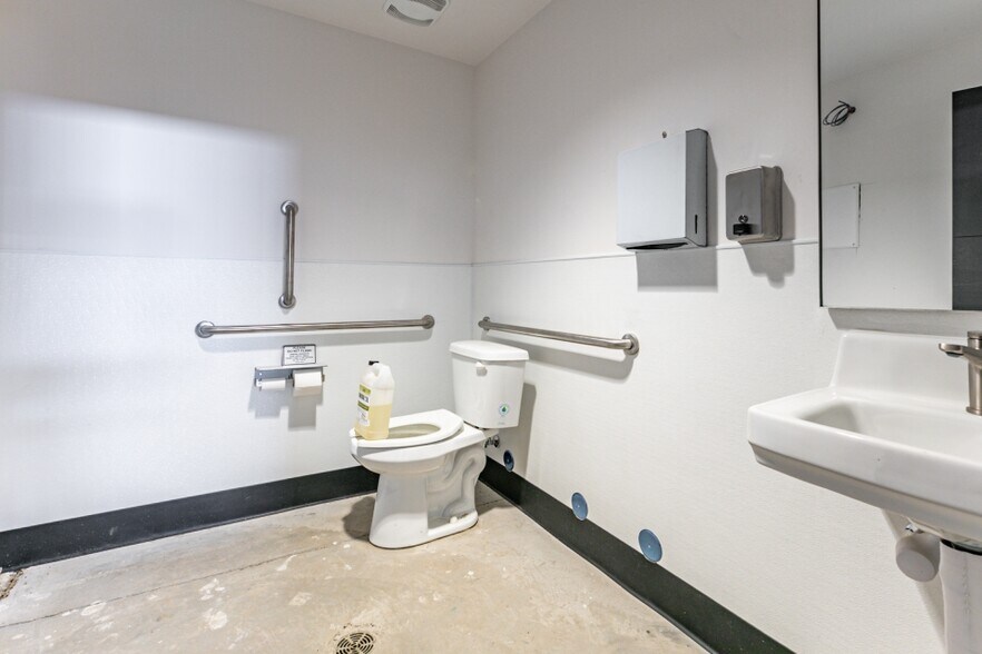 More Photos Of 5680 Browns Canyon Rd, Peoa Showroom For Lease