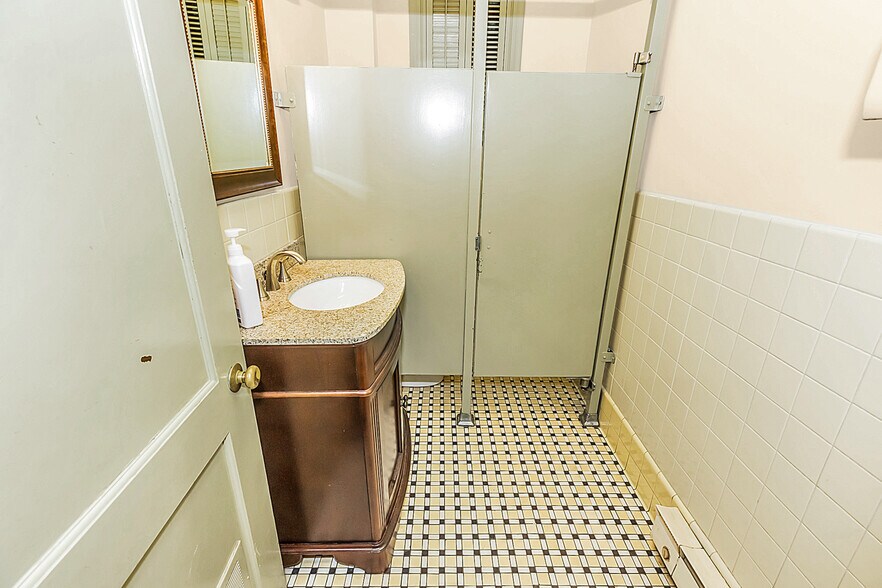 More Photos Of 303 Chestnut St, Philadelphia Office Residential For Sale