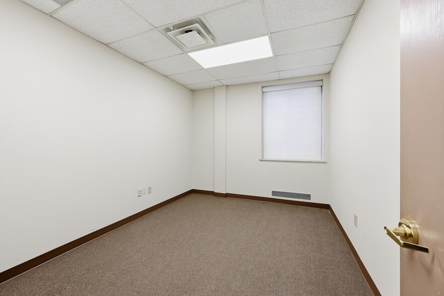 More Photos Of 899 E Broad St, Columbus Medical For Lease