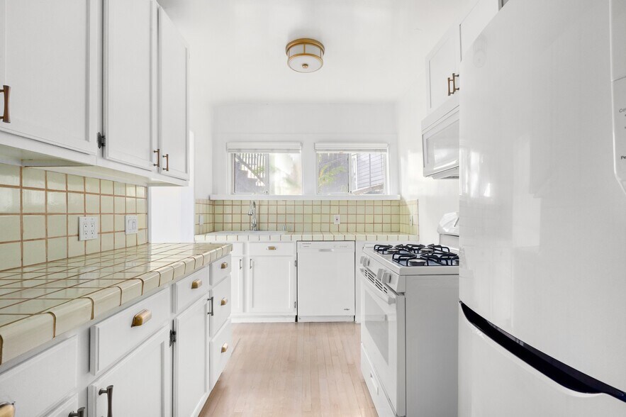 More Photos Of 1908 Hillcrest Rd, Los Angeles Apartments For Sale