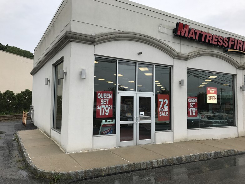 More Photos Of 400 Rte 17, Upper Saddle River Storefront For Lease