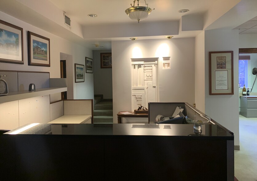 More Photos Of 8949 Manchester Rd, Brentwood Freestanding For Lease