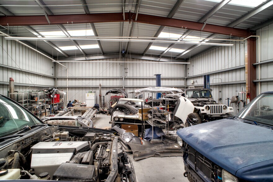 More Photos Of 39006 20th St E, Palmdale Auto Repair For Lease