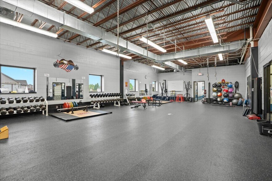 More Photos Of 2140 Fairway Dr, Davison Sports And Entertainment For Sale