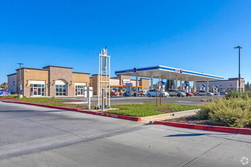 More Photos Of 825 N Willow Ave, Clovis Service Station For Lease