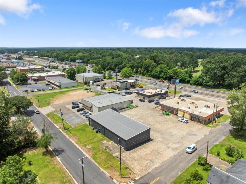 More Photos Of 1502 W 7th St, Laurel Showroom For Sale