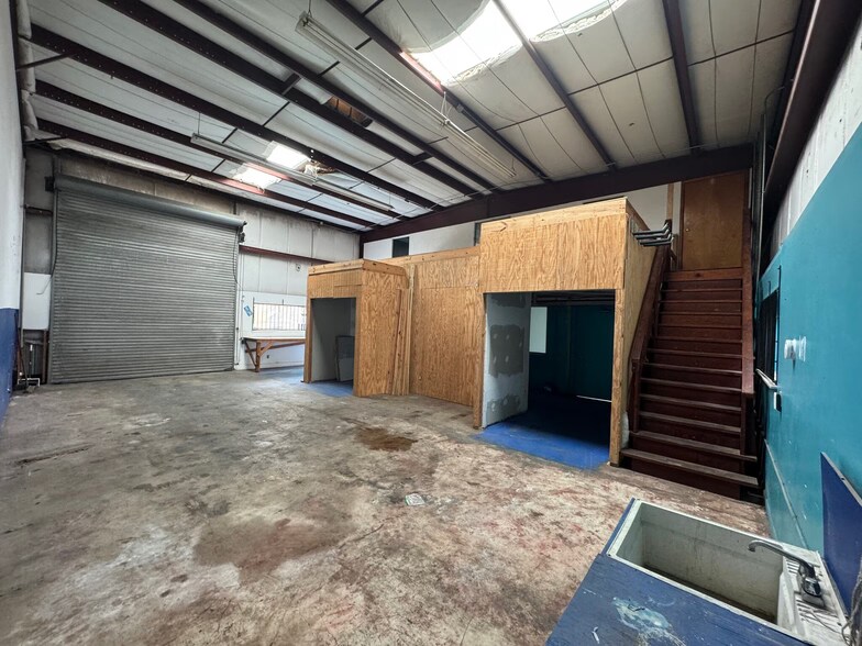 More Photos Of 702 W Park Ave, Edgewater Warehouse For Sale