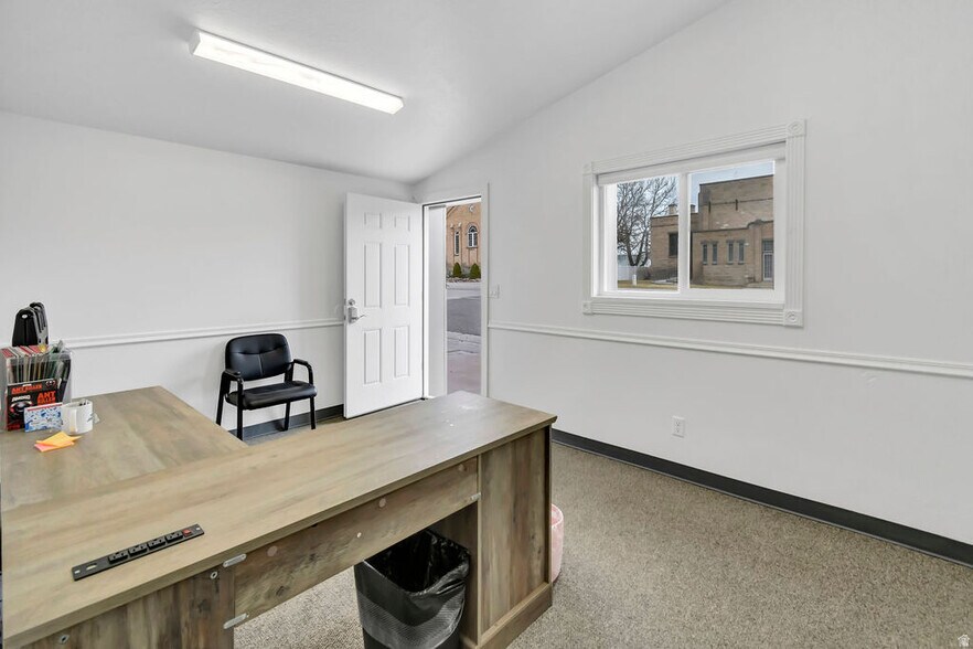 More Photos Of 46 S Center St, Elsinore Industrial For Sale