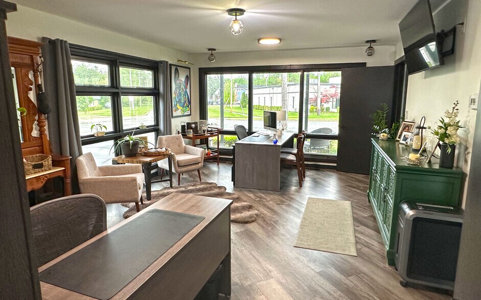 Primary Photo Of 32300 Grand River Ave, Farmington Office For Lease