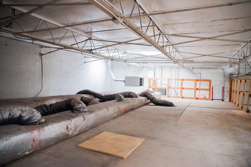 More Photos Of 6737 E Nine Mile Rd, Warren Warehouse For Lease