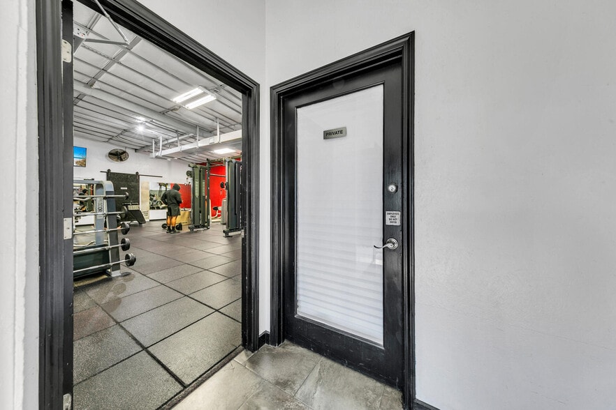 More Photos Of 2500 S Ferdon Blvd, Crestview Storefront For Lease