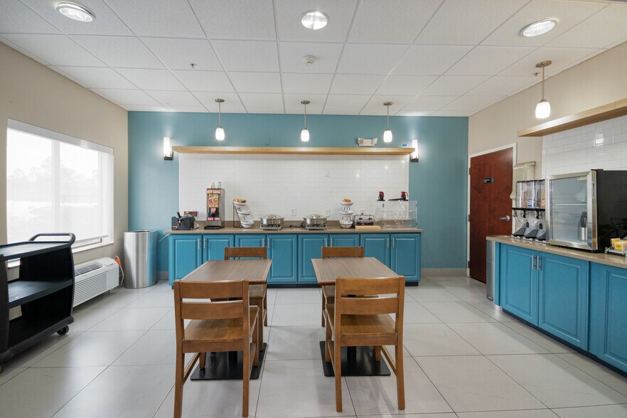 More Photos Of 85 River Park Dr, Midway Hotel For Sale