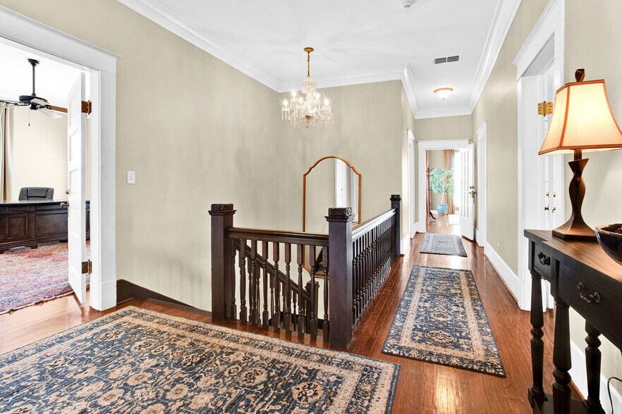 More Photos Of 313 E Charnwood St, Tyler Office For Lease
