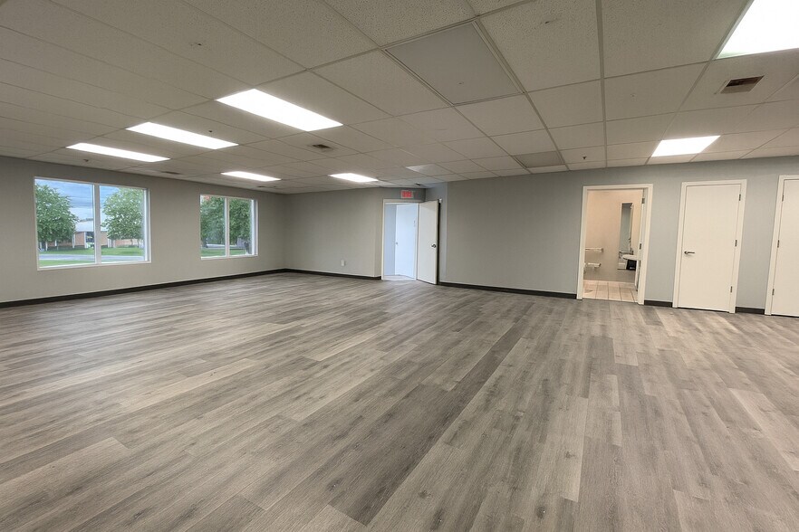 More Photos Of 610-642 Anthony Trl, Northbrook Light Distribution For Sale