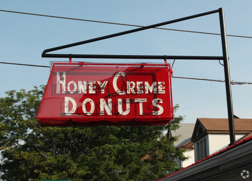 More Photos Of 514 Vincennes St, New Albany Freestanding For Sale