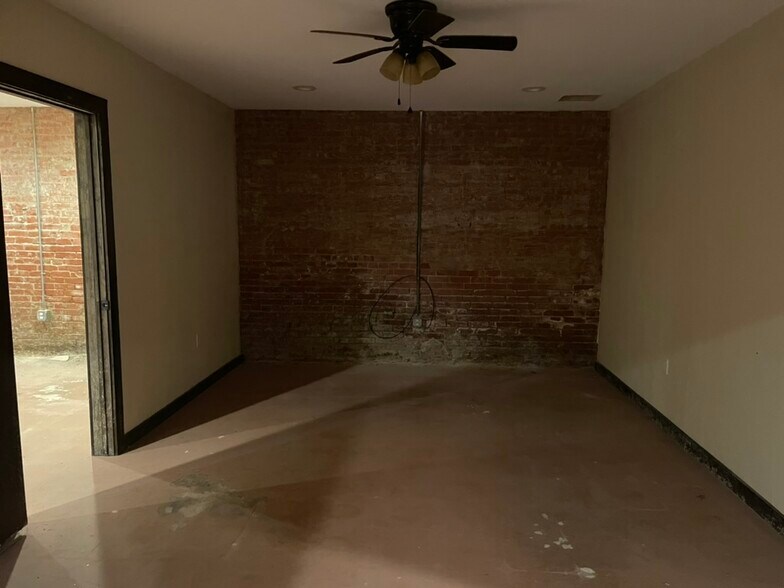 More Photos Of 189 Broadway St, Alba Storefront Retail Office For Sale