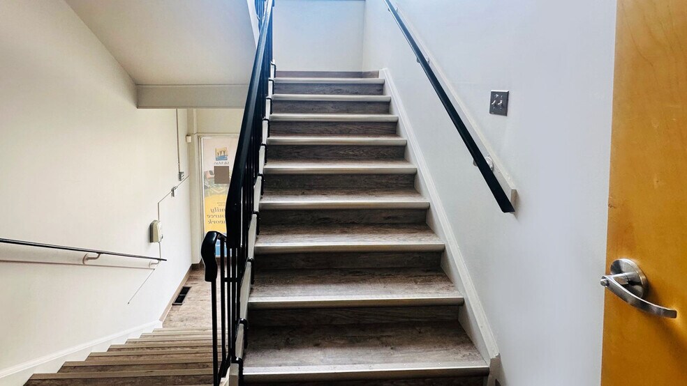 More Photos Of 601 7 St E, Drumheller Office For Sale