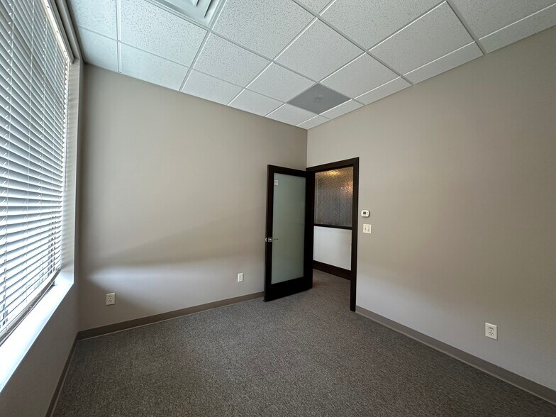 More Photos Of 673 Westbury Dr, Iowa City Storefront Retail Office For Sale