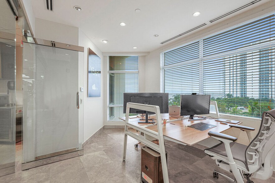 More Photos Of 17501 Biscayne Blvd, Aventura Office For Sale