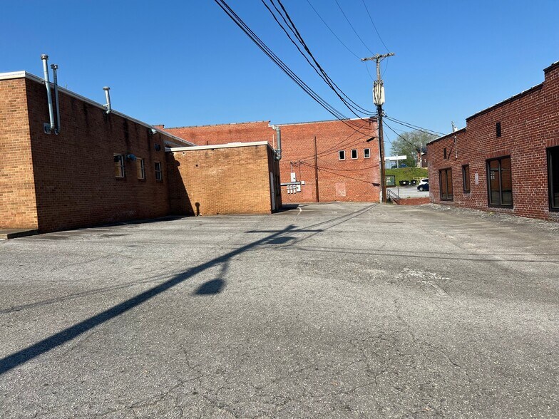 More Photos Of 166 N Logan St, Marion General Retail For Sale