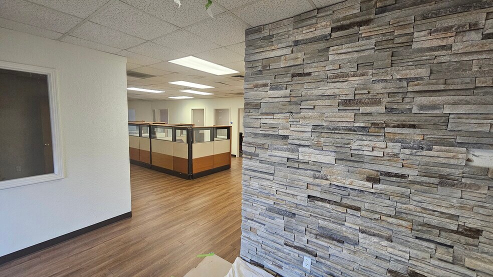 More Photos Of 301 S Ham Ln, Lodi Office For Lease