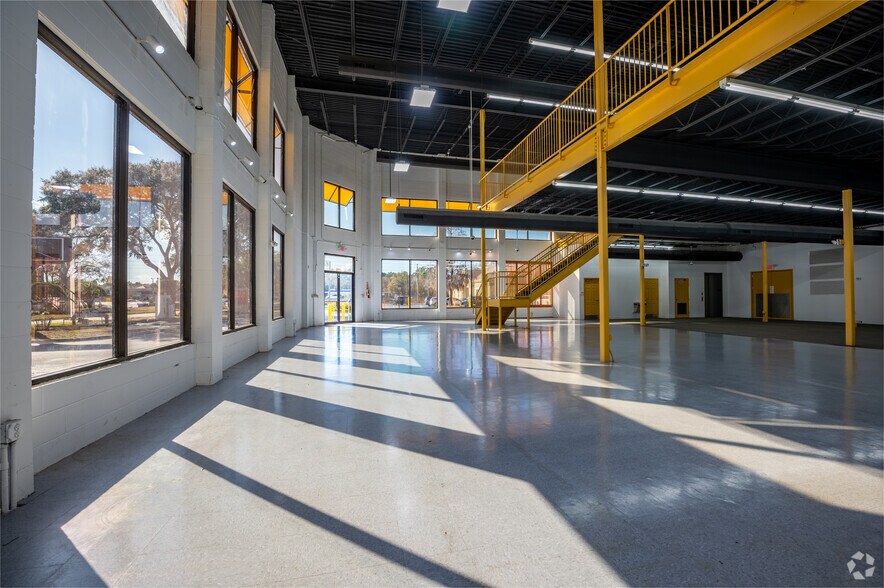 More Photos Of 8904 Regents Park Dr, Tampa Freestanding For Lease