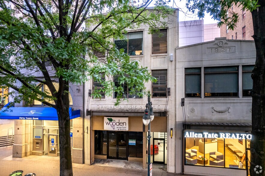 More Photos Of 231 N Tryon St, Charlotte General Retail For Lease