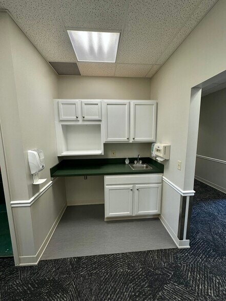 More Photos Of 1305 Corporate Dr, Hudson Medical For Lease