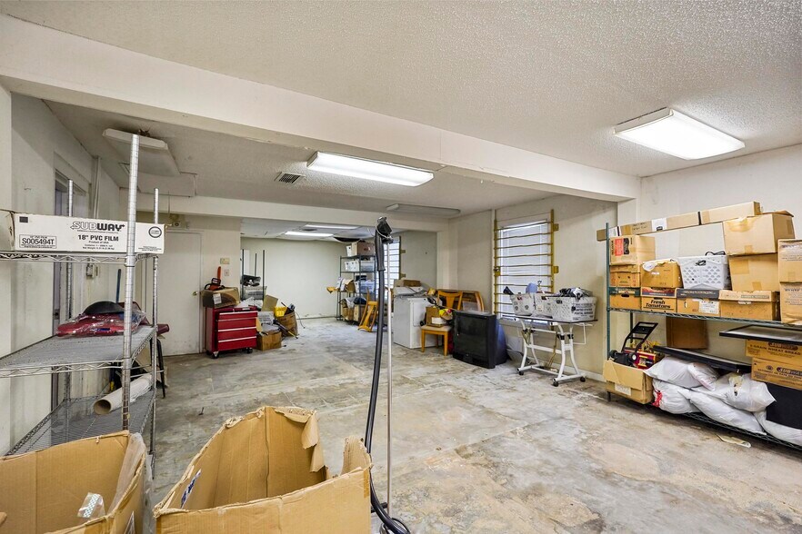 More Photos Of 2001 I-30 E, Greenville Light Manufacturing For Sale