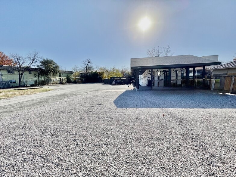 More Photos Of 1507 W North Loop Blvd, Austin Freestanding For Lease