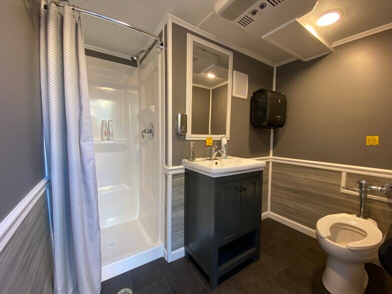 More Photos Of 3158 24th Ave N, Saint Petersburg Showroom For Sale