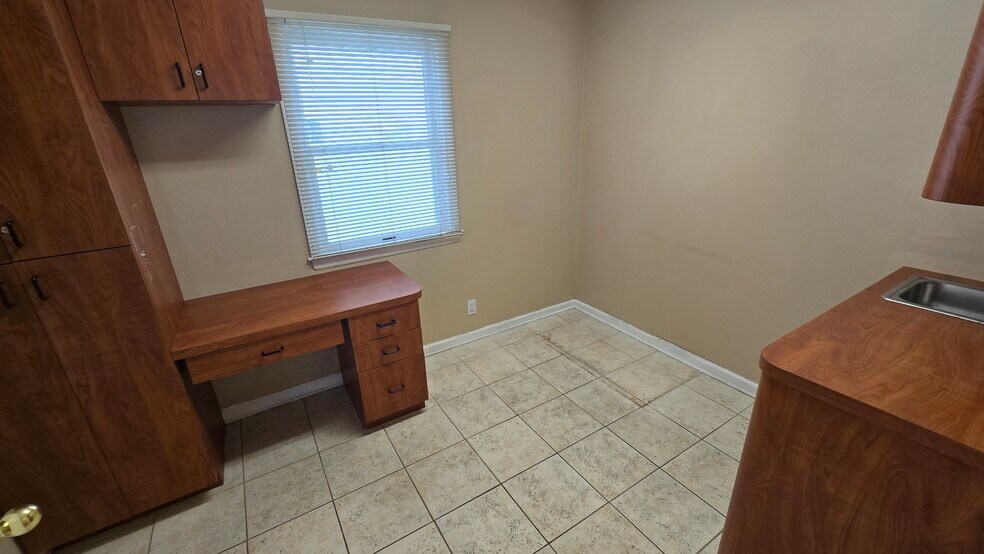 More Photos Of 724 E Park Ave, Long Beach Office For Lease