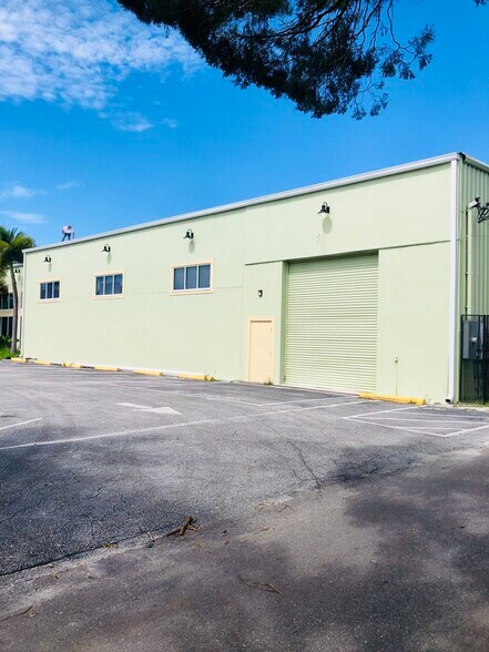 More Photos Of 2905 W Kennedy Blvd, Tampa Freestanding For Sale