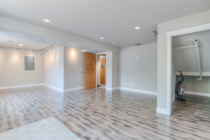 More Photos Of 62958 NE Layton Ave, Bend Light Manufacturing For Sale