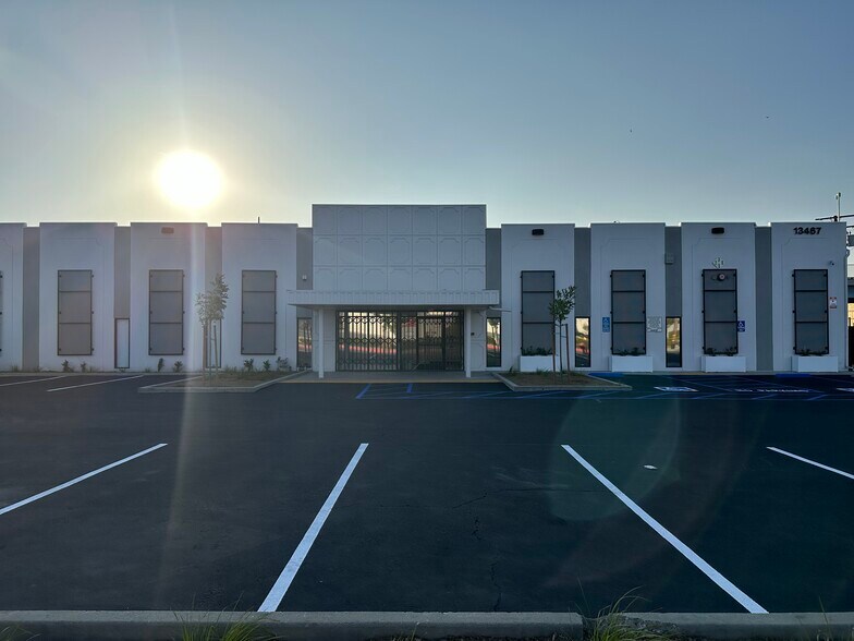 Primary Photo Of 13467 Dalewood St, Baldwin Park Warehouse For Lease