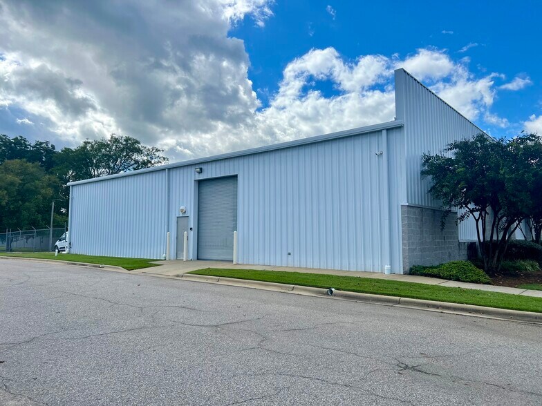 More Photos Of 552 E Russell St, Fayetteville Showroom For Sale