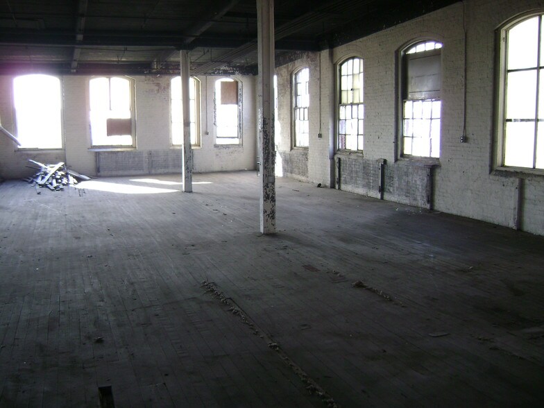 More Photos Of 258-272 Sherman Ave, Newark Manufacturing For Lease