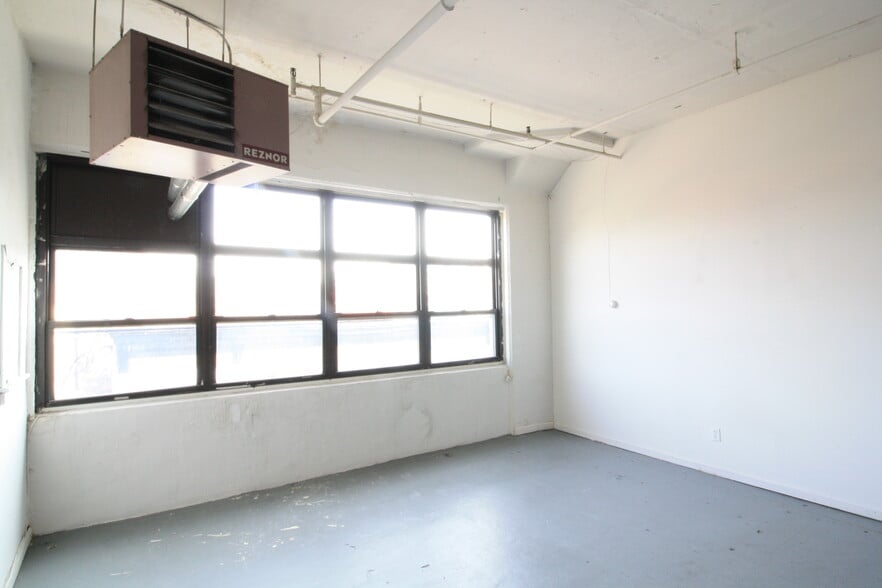 More Photos Of 49 Wyckoff Ave, Brooklyn Warehouse For Lease