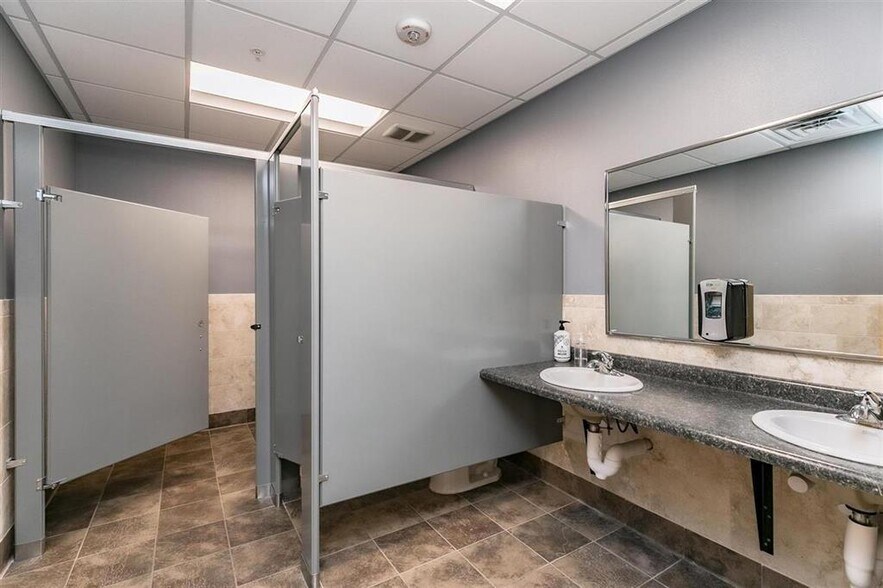 More Photos Of 2441 James St, Coralville Storefront Retail Office For Lease