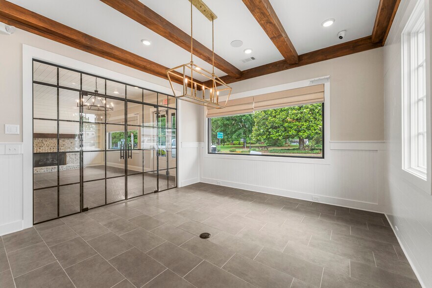 More Photos Of 102 S College St, Hamilton Flex For Sale