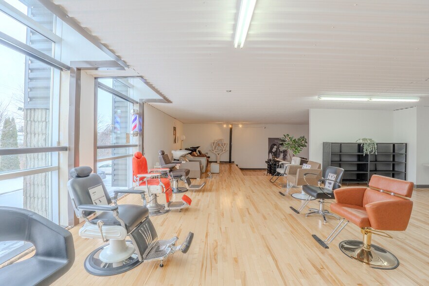 More Photos Of 525 Rue Sagard, St-Bruno-de-Montarville Warehouse For Lease