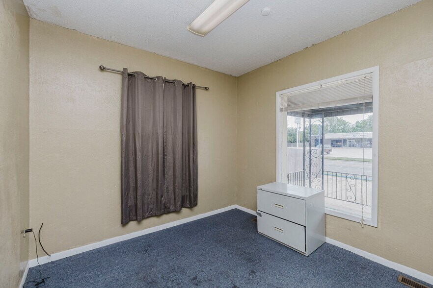 More Photos Of 2013 S Broadway St, Wichita Auto Dealership For Sale