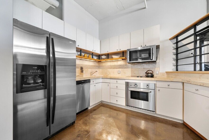 More Photos Of 1314 NW Irving St, Portland Office For Sale