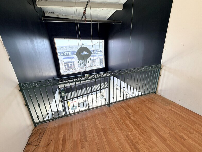 More Photos Of 951 Crocker St, Los Angeles Storefront Retail Office For Lease