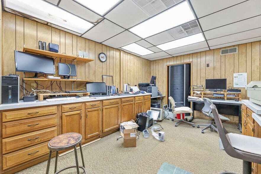 More Photos Of 14924 Beloit Snodes Rd, Beloit Manufacturing For Lease