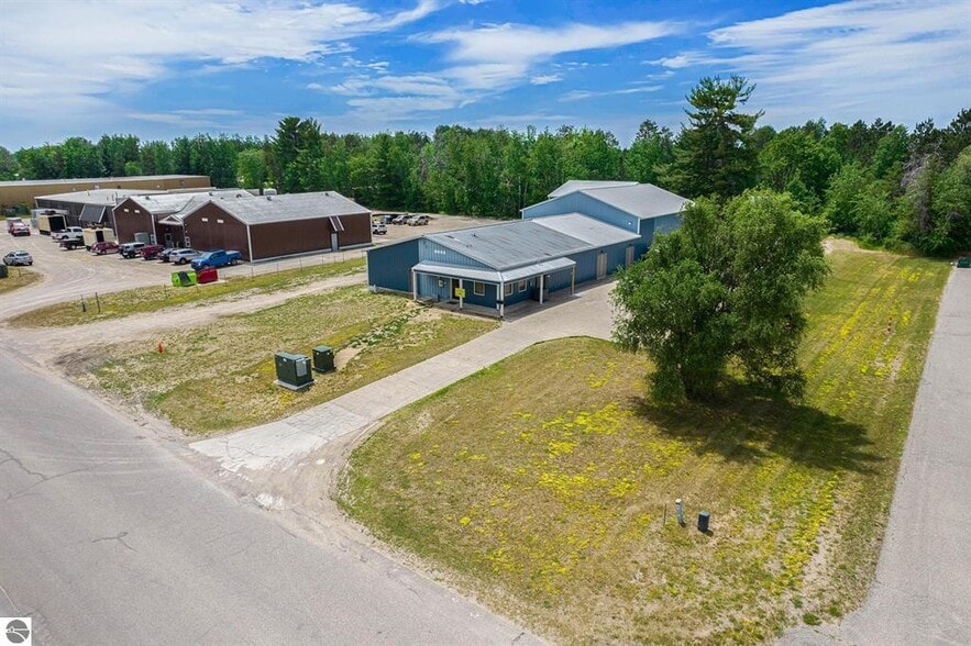 110 W Park Dr, Kalkaska, MI 49646 Service For Sale